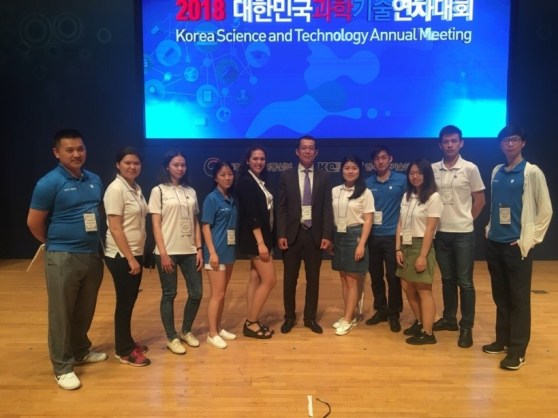 Участники Форумов YGF и YPF с Дмитрием Чо в здании «COEX»