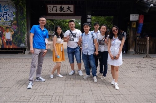 Участники форума в традиционной деревне